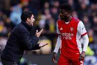 Arteta having a word with Partey during a game