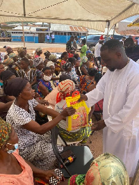 Ohene Kwame is giving out rice, chicken, and oil to a rough total of over 2,000 widows