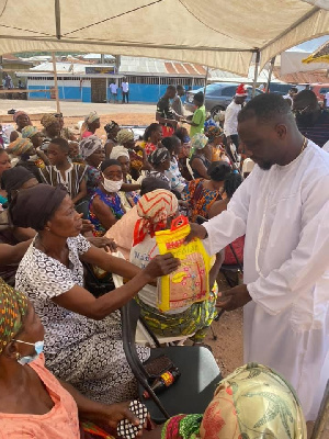 Ohene Kwame is giving out rice, chicken, and oil to a rough total of over 2,000 widows