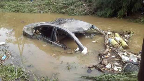 The car was carried away into a lagoon by the heavy currents