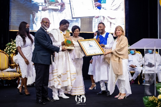 Bishop Agyinasare (third left) receives his plaque