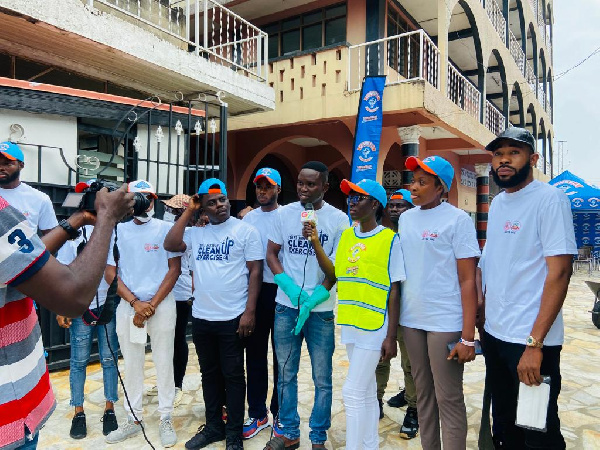 Evans Amewugah flanked by some SRC executives during the exercise