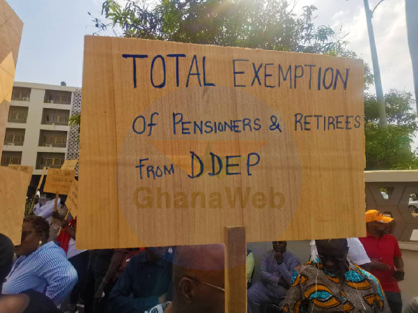 Pensioners protest against debt exchange programme at the Ministry of Finance