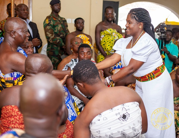 Otumfuo shakes the vistig Colombian Vice President