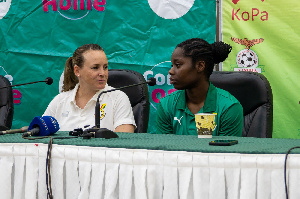 Coach Nora Häuptle and Freda Ayisi