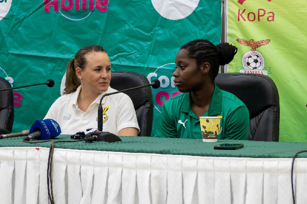 Coach Nora Häuptle and Freda Ayisi