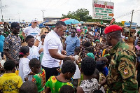 Big Dawood sharing food to some children