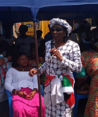 Nana Konadu Agyeman Rawlings addressing a gathering of traders at Kantamanto in Accra.