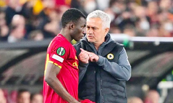 A photo of Jose Mourinho and Felix Afena-Gyan