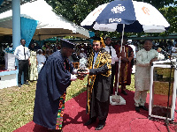 Dr. Mohsen Maarefi presenting the overall best student award to Seidu Diakite.