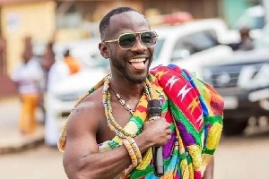 Okyeame Kwame In Kente .png