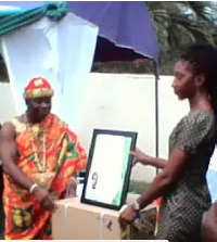 Ofankor Mantse, Nii Kortey Boi II, presenting an award to a nurse