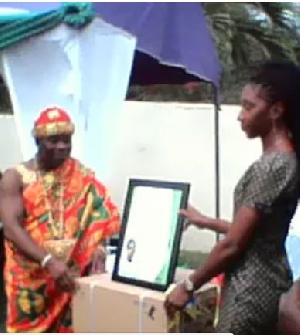 Ofankor Mantse, Nii Kortey Boi II, presenting an award to a nurse