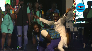 Okyeame Kwame dancing with the lady