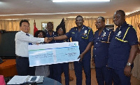 Tang Hong donating the amount to IGP