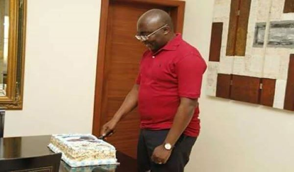 Dr Mahamudu Bawumia cutting a cake.