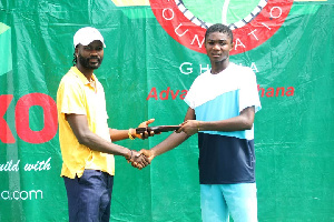 Tennis enthusiasts Amoako Boafo doing presentation to winner Yakubu Abubakari