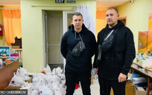 Brothers Dmytro and Yevhen Dubobikov dey bring food and medication to pipo wey no fit leave shelters