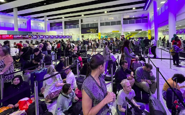 Passengers have been forced to wait at check-in desks at Gatwick Airport [CREDIT: @sergepoliakoff]