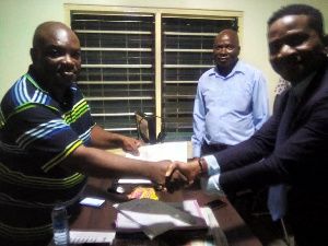 Stevy Daic Ndjala Totolo shaking hands with an official of Swift Institute