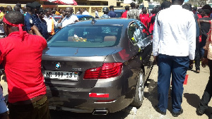 The students blocked the vehicle of the Minister