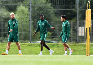 Lennard Sowah (middle) in training at VfB L