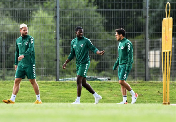 Lennard Sowah (middle) in training at VfB L