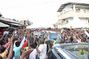 President Akufo-Addo weaving at traders