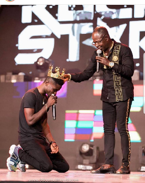 Amakye Dede [R] crowning Kuami Eugene King of Highlife Music at the 2019 VGMAs