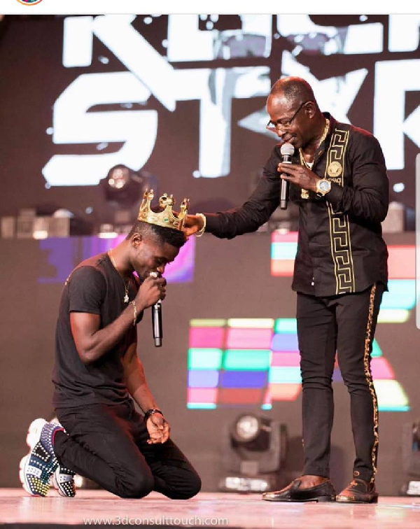 Amakye Dede [R] crowning Kuami Eugene King of Highlife Music at the 2019 VGMAs