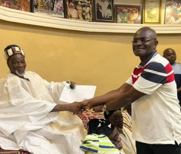 Kennedy Agyapong presents the car key to Yaa Naa Abukari II