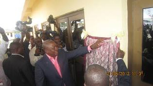 Vice President Mahama Unveiling Plaque