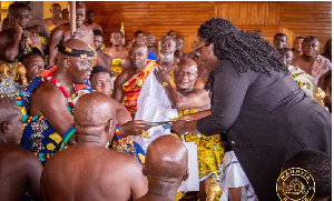 Ella Livingston Pinamang seeking blessings from Asantehene Otumfuo Osei Tutu II