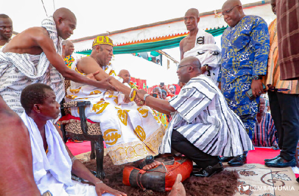 Vice President Bawumia(r) shaking hands with Nene Sakite II