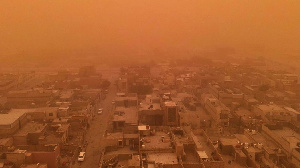 Dust storm don turn Iraq sky to orange colour