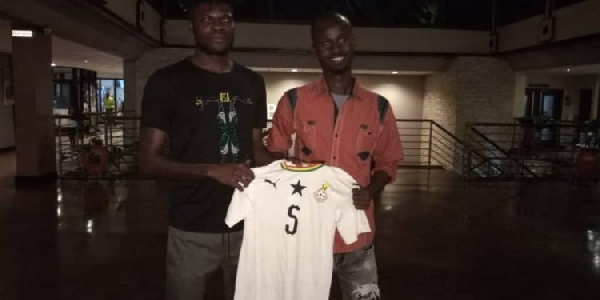 Awal Suleman received a signed shirt from Thomas Partey