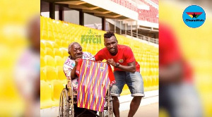 Emmanuel Nettey presented a signed replica to the dedicated fan