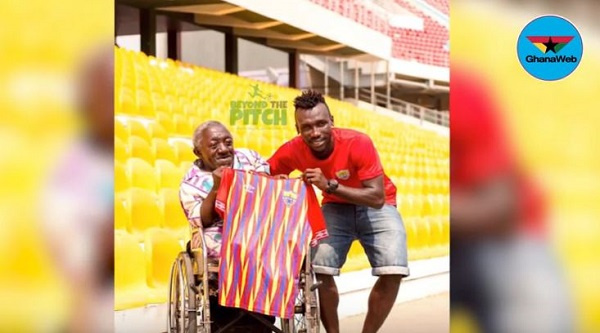 Emmanuel Nettey presented a signed replica to the dedicated fan