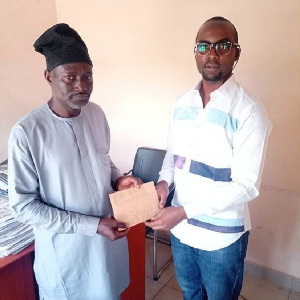 An accused receiving the pledge from an AfAW contact person in Makurdi