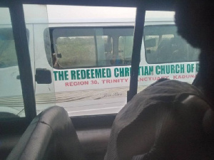 Pishure of di empty RCCG vehicle wey bin dey transport di church members