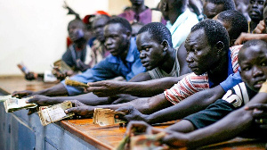 People jostle to exchange their old Sudanese Dinars into new Sudanese pounds in 2007