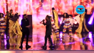 Phyno and Olamide sang along to their popular hit track Fada at the just ended 2017 CAF Awards