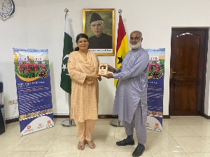 Pakistan High Commissioner to Ghana, Farhat Ayesha (left)