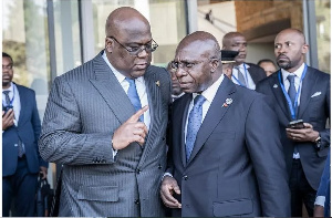 Congo President Felix Tshisekedi (L) talks with Angola’s foreign minister Tete Antonio (R)