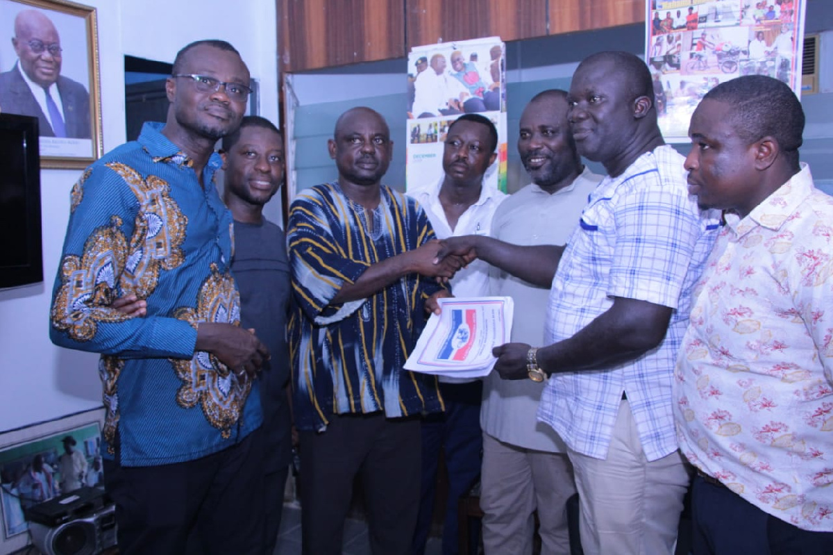 The aspirant (second right) files his nomination forms