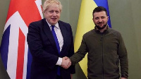 Firaministan Birtaniya Boris Johnson tare da shugaban Ukraine Volodymr Zelensky