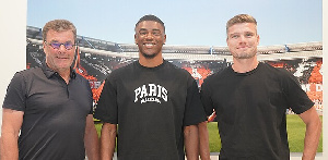 Kwadwo Duah (middle) with officials from FC Nürnberg