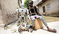 E design di robot wit cardboards and e dey move