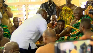 Dr. Mahamudu Bawumia Seen paying homage to Otumfuo Osei Tutu II