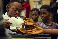 Sunsum Ahoufe gives food to some children